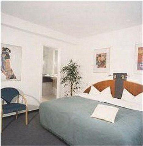 ホテル アム ホーフガルテン デュッセルドルフ 部屋 写真